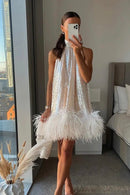 Vestido Curto Fluído De Lantejoulas e Plumas Champanhe