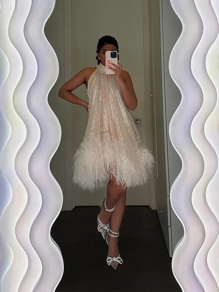 Vestido Curto Fluído De Lantejoulas e Plumas Champanhe
