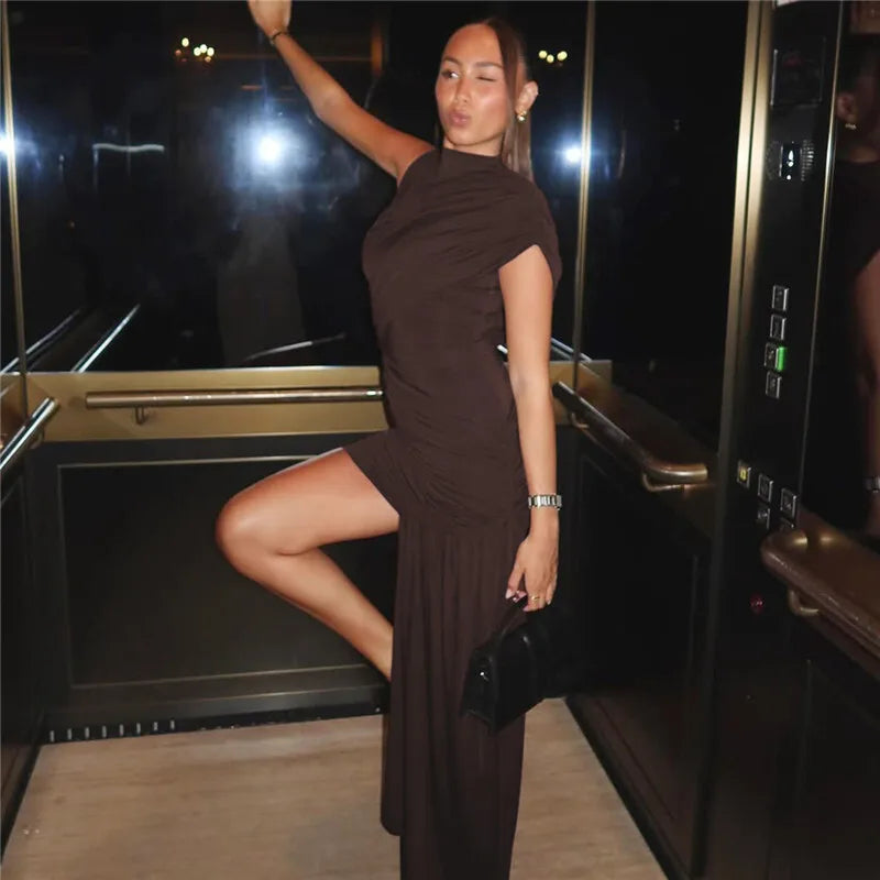 Vestido Curto Assimétrico Com Calda Frontal Vinho