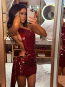 Vestido Curto De Paetê Assimétrico Com Cauda Vinho