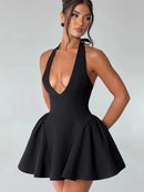 Vestido Curto Estruturado Decote V Preto