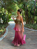 Vestido Longo Plissado Multicolorido Com Babados em Camadas