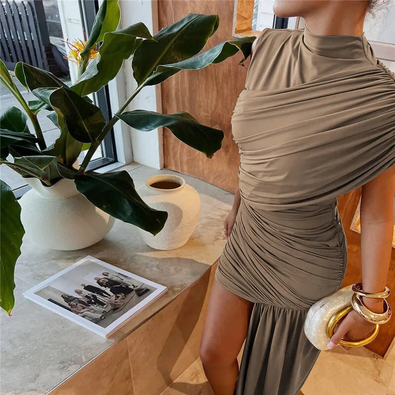 Vestido Curto Assimétrico Com Calda Frontal Vinho