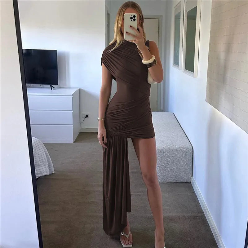 Vestido Curto Assimétrico Com Calda Frontal Vinho