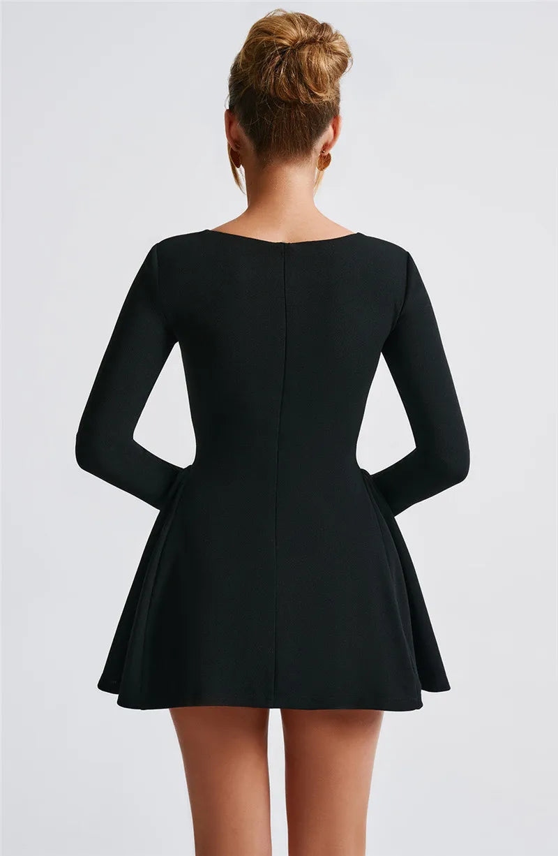 Vestido Curto Rodado Manga Longa Preto