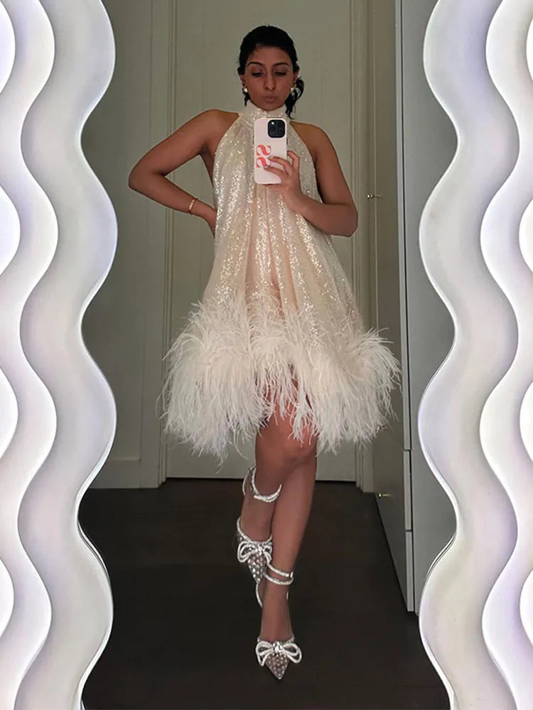 Vestido Curto Fluído De Lantejoulas e Plumas Champanhe