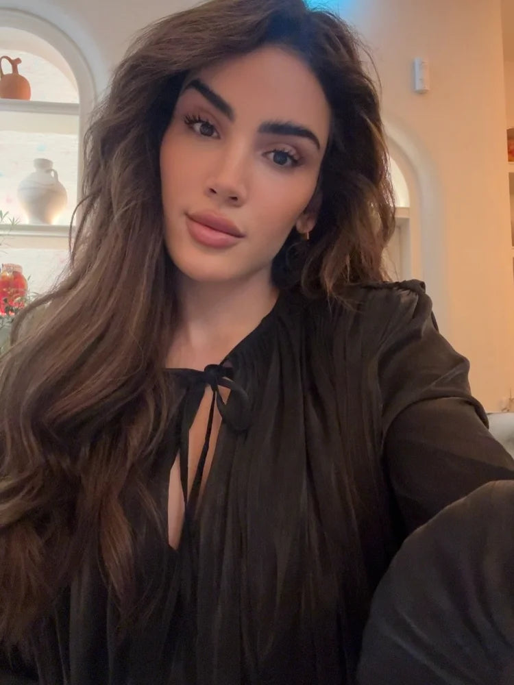 Vestido Curto Todo em Cetim Manga Longa Preto