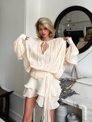 Vestido Curto Todo em Cetim Manga Longa Preto