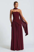 Vestido Longo Assimétrico Sobreposto Com Lenço Vermelho