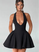 Vestido Curto Estruturado Decote V Preto