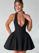 Vestido Curto Estruturado Decote V Preto