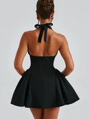 Vestido Curto Estruturado Decote V Preto