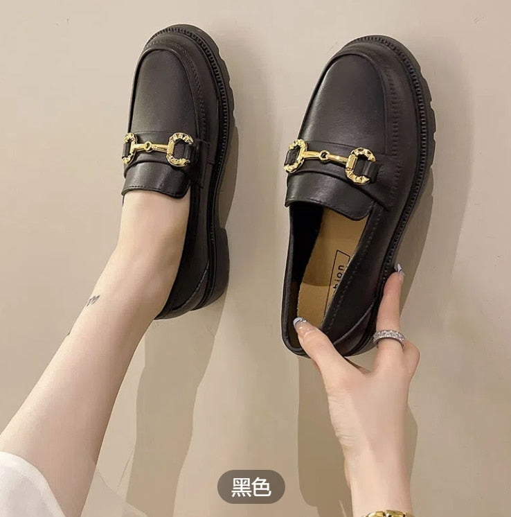 Mocassim Chunky Com Corrente De Metal